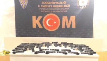 Çekici Üzerindeki Araçta Bulunanlar Şaşkınlık Yarattı