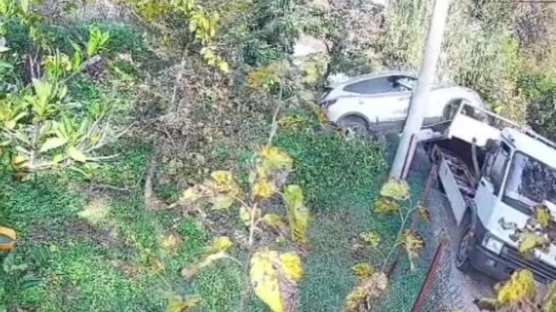 Çekiciye Yüklenirken Geri Viteste Unutulan Araç Rampadan Uçtu