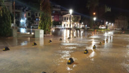 &Ccedil;eşme&rsquo;de Şiddetli Sağanak Etkili Oldu