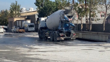 İş&ccedil;i Beton Mikserinin Altında Kaldı