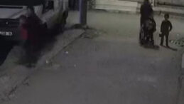 &Ccedil;ocuğun kafasını arabaya vurdu, yere fırlattı