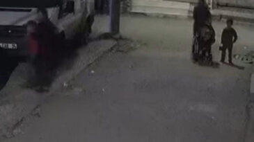 &Ccedil;ocuğun kafasını arabaya vurdu, yere fırlattı