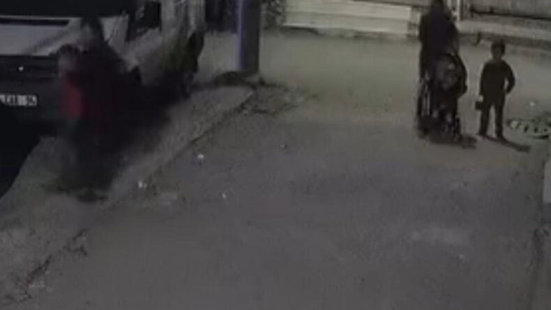 &Ccedil;ocuğun kafasını arabaya vurdu, yere fırlattı
