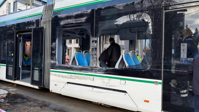 &Ccedil;&ouml;p Kamyonu Tramvaya &Ccedil;arptı: Yaralılar Var