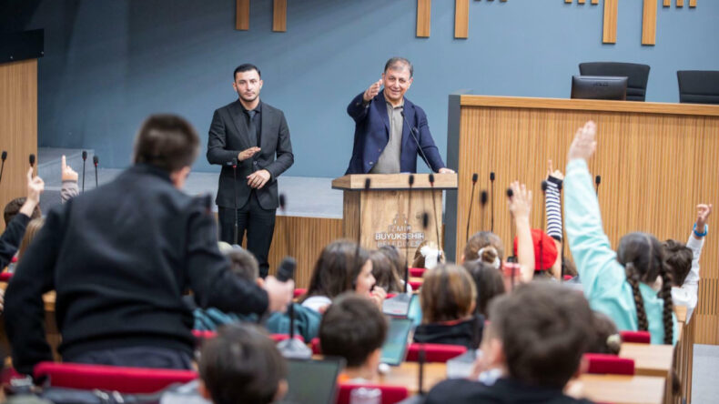 Cemil Tugay'dan Su&ccedil;a S&uuml;r&uuml;klenen &Ccedil;ocuklar &Uuml;zerine Değerlendirme