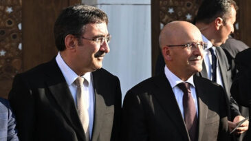 Cevdet Yılmaz ve Mehmet Şimşek Soru İşaretleriyle Yanıt Verdiler