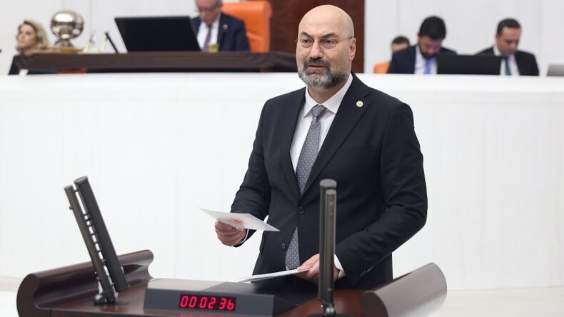 CHP'li A&ccedil;ıkel&rsquo;den Ara&ccedil; Teslim T&ouml;renine Tepki: 'Kamu Kaynağı Şov Malzemesi Yapılıyor'