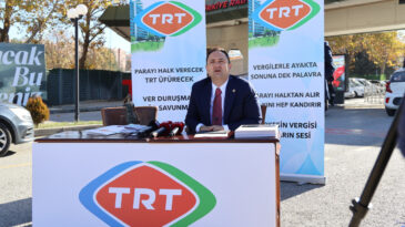 CHP&rsquo;li Akdoğan TRT &Ouml;n&uuml;nde St&uuml;dyo Kurup 10 Kasım Yayınını Protesto Etti