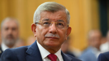 Davutoğlu'ndan 'SEGBİS ile &Ouml;calan'ın T&uuml;m Komisyonda Bulunması' Teklifi