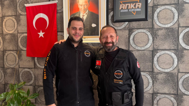 Depremde Ailesini Kaybeden Mertcan Babacan, Şimdi Hayat Kurtarmak İçin Sahada