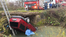 Dereye devrilen otomobildeki &ccedil;ift boğuldu