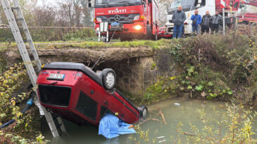 Dereye devrilen otomobildeki &ccedil;ift boğuldu
