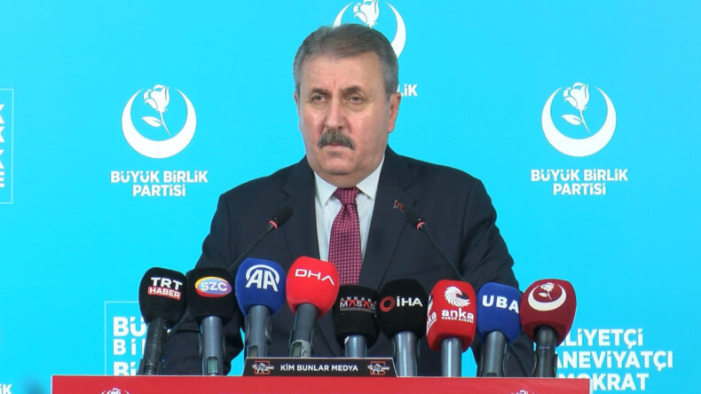 Destici'den &Ouml;zg&uuml;r &Ouml;zel'e Tebrik Telefonu