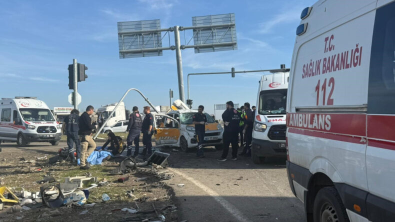 Diyarbakır'da Feci Kaza: 4 &Ouml;l&uuml;