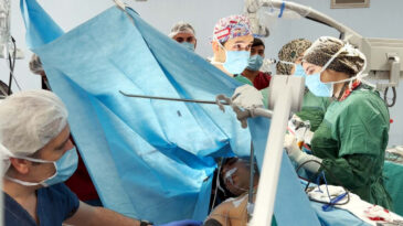 Doktorla Konuşarak Beyin Ameliyatı Oldu: T&uuml;m&ouml;r B&ouml;yle &Ccedil;ıkarıldı