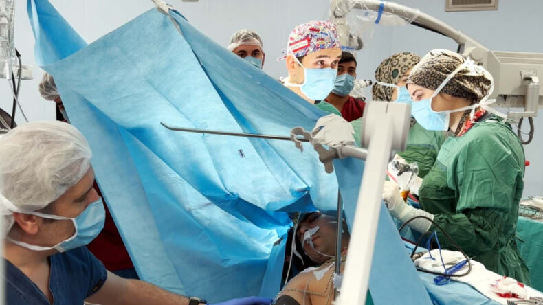 Doktorla Konuşarak Beyin Ameliyatı Oldu: T&uuml;m&ouml;r B&ouml;yle &Ccedil;ıkarıldı