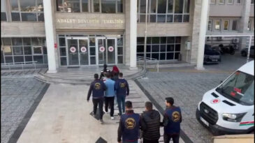 Dolandırıcılar Farklı Şehirlere Ka&ccedil;tı: 5 Tutuklama