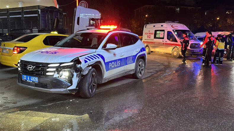 Dur İhtarına Uymayan Motosiklet, Polis Aracına Çarptı: 2 Yaralı