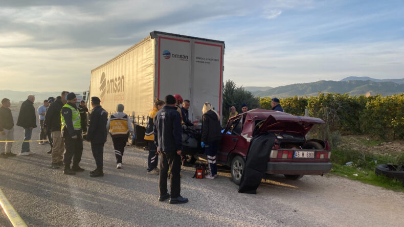Duran tıra arkadan &ccedil;arpan otomobilin s&uuml;r&uuml;c&uuml;s&uuml; hayatını kaybetti