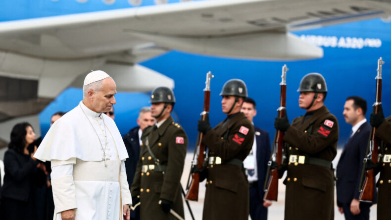 D&uuml;nyanın G&ouml;zleri T&uuml;rkiye'de: Papa T&uuml;rkiye'ye Ayak Bastı
