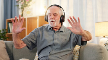 D&uuml;zenli M&uuml;zik Dinlemenin Demans Riskini Azalttığı Belirlendi