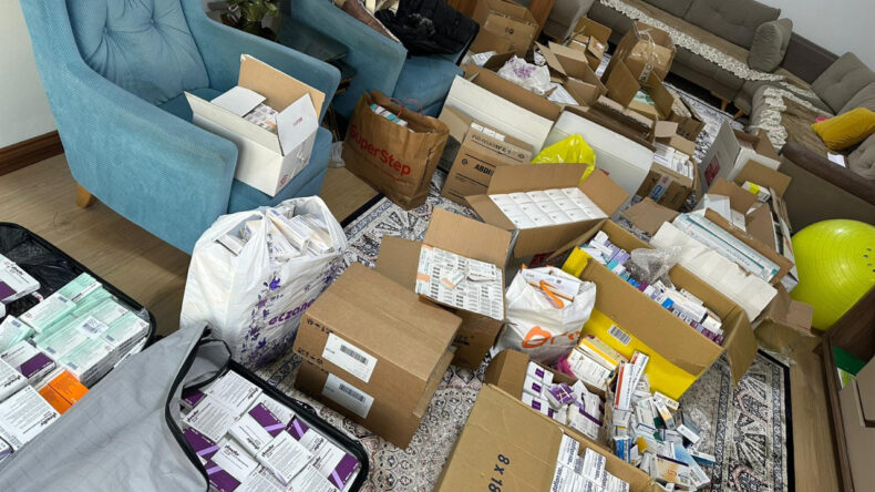 Eczane Sahibinin Evine Yapılan Operasyonda Büyük Zat: 2.500 İlaç Ele Geçirildi