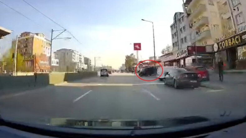 El Freni Çekilmeyen Minibüs Ana Yola Davetsiz Girdi