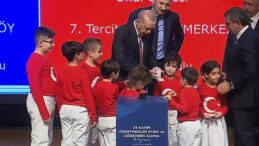 Erdoğan butona bastı, &ccedil;ocuklara har&ccedil;lık dağıttı