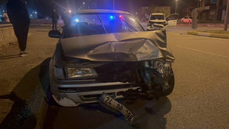 Erzincan'da İki Araç Kafa Kafaya Çarpıştı