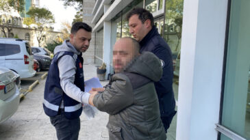 Eşine &Uuml;t&uuml;yle Saldıran Baba, &Ccedil;ocuklarını da Darbetti
