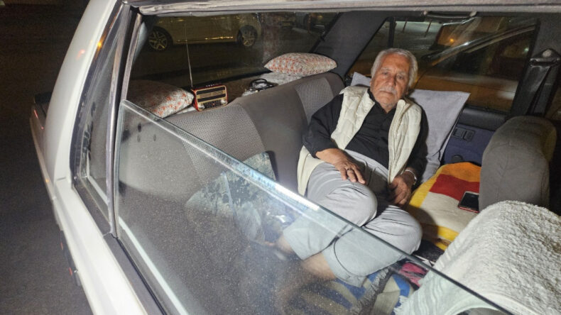Eşini kaybettikten sonra 5 yıldır otomobilde yaşıyor