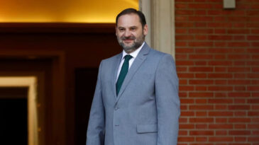 Eski Bakan Maskeye Dair Yolsuzluktan Tutuklandı