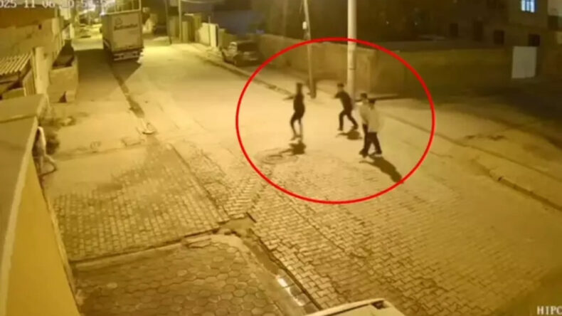 Ev Taşlanarak Camları Kırıldı