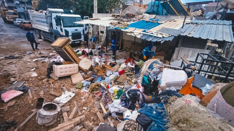 Evde 10 Kamyon &Ccedil;&ouml;p Temizlendi: Bah&ccedil;eden &Ccedil;atıya Kadar Doluydu