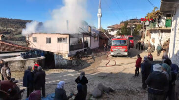 Evin &Ccedil;atısı Alev Alev: Mahallede Korku Dolu Anlar