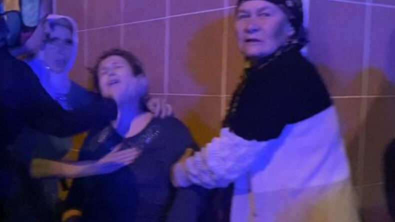 Evinin yandığını g&ouml;ren kadın baygınlık ge&ccedil;irdi