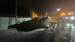 Ey&uuml;psultan'da Mıcır Y&uuml;kl&uuml; Hafriyat Kamyonu Devrildi