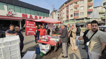 Fanatik Balık&ccedil;ı S&ouml;z&uuml;n&uuml; Tutuyor, Kilosunu 25 TL'ye Satıyor