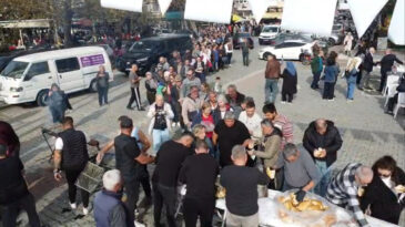 Festivalde 2 bin kişiye balık ekmek dağıtıldı