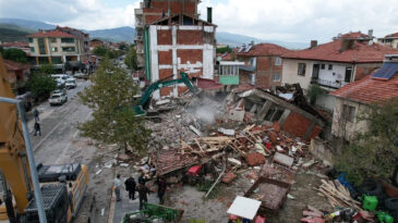 Fırtına Diminmiyor: Bölge 18 Bin Kez Sallandı