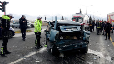 Freni Boşalan Kamyon Zincirleme Kazaya Yol A&ccedil;tı