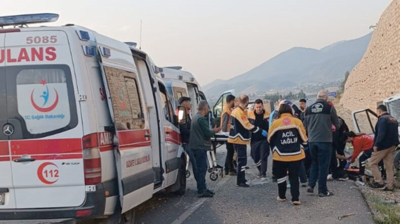 Gaziantep’te sabah saatlerinde feci kaza: 4 kişi yaralandı