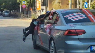 Gelin Aracının &Ouml;n&uuml;n&uuml; Kesti, Parayı Beğenmeyince Kaputa Yapıştı
