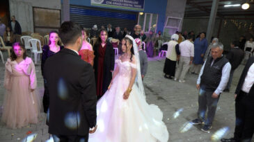 Gelin ve damat d&uuml;ğ&uuml;n g&ouml;rkemini Atat&uuml;rk'&uuml; anarak ta&ccedil;landırdı