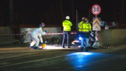 Gişelere &ccedil;arpan asistan doktor hayatını kaybetti
