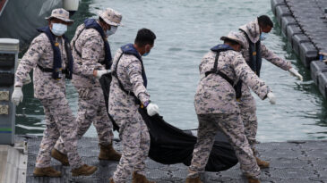 G&ouml;&ccedil;men Teknesinin Batması: 21 Kişi Hayatını Kaybetti