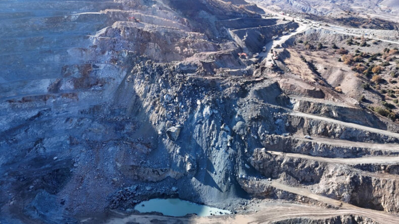 Göçük Altında Kalan Şirket Müdürünü Kurtarma Çalışmalarına Ara Verildi