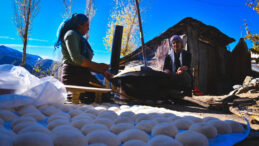 G&ouml;n&uuml;ll&uuml; Mesai Başladı: Her Ev İ&ccedil;in 200 Ekmek Pişiriliyor