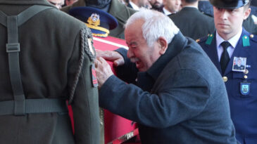 G&ouml;zyaşlarıyla Uğurlandı: Şehit Yarbay Korkmaz Toprağa Verildi