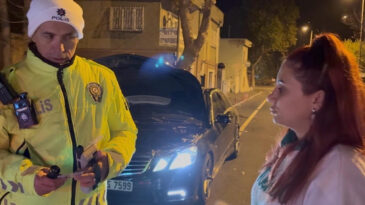 G&uuml;lerek &Uuml;fledi, Ağlayarak Ayrıldı